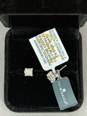 NWT 1/2cttw Natural Diamond Stud Earrings in Solid 14K White Gold